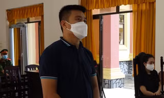 Lĩnh 7 năm tù vì lái ô tô tông vào xe máy chở vợ cũ cho hả giận