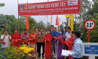 Báo Tiền Phong và nhà tài trợ khánh thành cầu nông thôn tại Cà Mau
