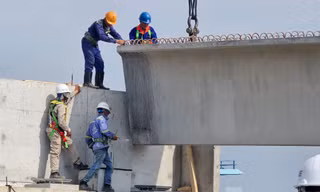 Cận cảnh lắp nhịp dầm đầu tiên cầu 8.000 tỷ bắc qua sông Hậu