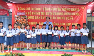 Trưởng Ban Tuyên giáo Trung ương trao học bổng cho học sinh ở Tiền Giang