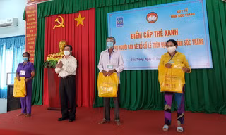 Cấp thẻ xanh cho người bán vé số dạo ở Sóc Trăng.