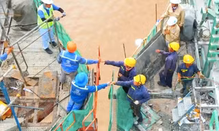Cầu nghìn tỷ vượt sông Tiền thi công đốt dầm cuối cùng