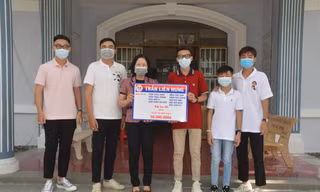 Cháu bé 3 tuổi 'mổ' heo đất ủng hộ quỹ vắc xin phòng dịch COVID-19