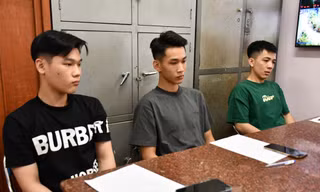 Bắt khẩn cấp nhóm thanh niên đăng video khoe 'tài' bốc đầu xe máy lên mạng
