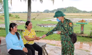 Lực lượng biên phòng cửa khẩu Quốc tế Hà Tiên (Kiên Giang) tuyên truyền người dân nâng cao ý thức phòng, chống dịch COVID -19.