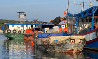 Bắt tàu không số chở hơn 10 tấn đường lậu trên biển 