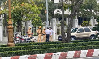 Tạm giữ ô tô biển xanh chở luật sư dự tòa
