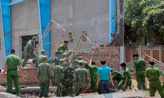 Hiện trường vụ sập tường làm 7 người chết.