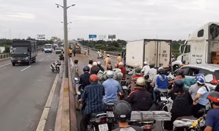 Tai nạn liên hoàn trên cầu Cần Thơ, kẹt xe kéo dài hàng cây số