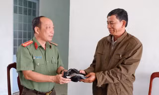 Nhặt được hơn 70 triệu, nhờ công an trao trả lại người đánh rơi 
