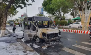 Ô tô 16 chỗ bất ngờ bốc cháy ngùn ngụt khi đang lưu thông