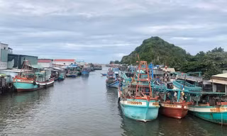 Hàng trăm tàu cá ở Kiên Giang nằm bờ vì xăng dầu tăng cao