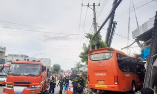 Xe khách lao vào quán cà phê, 5 người thương vong