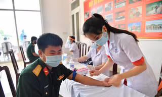 Hàng trăm cán bộ, chiến sĩ hiến máu giữa mùa dịch COVID-19 