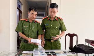 Cắt khóa vào cửa hàng trộm hơn 80 chiếc điện thoại