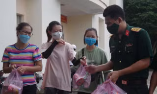 Kiên Giang huy động lực lượng hỗ trợ người dân về quê