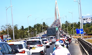 Mùng 5 Tết, phương tiện 'rồng rắn' qua cầu Rạch Miễu