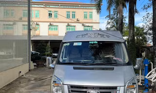 Tước bằng lái 2 tháng tài xế ôtô chở nhóm khách xả rác bừa bãi ở Phú Quốc