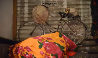 Ngủ ngồi, trốn rét ở trạm ATM trong thời tiết 10 độ C
