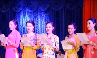 [ẢNH] Thí sinh Hoa hậu học hát "Dạ cổ hoài lang"