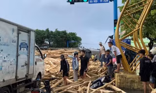 Xe chở gỗ keo bị lật trên Quốc lộ 1, đè 1 người tử vong
