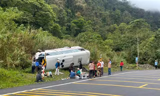 Xe chở 25 người lật nhào trên đèo nối Nha Trang - Đà Lạt