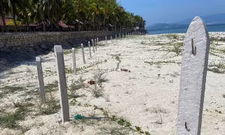 Vụ quây rào chắn biển không cho khách xuống tắm ở Nha Trang: Doanh nghiệp bắt đầu tháo dỡ, cam kết xong trước 10/5
