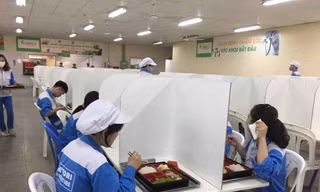 Nhiều công ty lắp “vách ngăn” ở nhà ăn phòng Covid-19. 