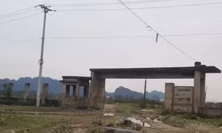 Một dự án xây trường học bằng vốn đầu tư công dở dang rồi bỏ hoang tại Ninh Bình. (Ảnh BNB). 