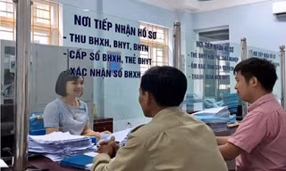 Người dân làm thủ tục bảo hiểm xã hội. (Ảnh minh họa, ST). 