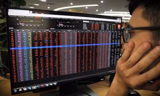 Lo sợ COVID-19, nhà đầu tư lại ồ ạt bán tháo khiến VN-Index lao dốc thẳng đứng. ảnh minh hoạ 