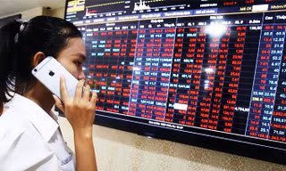 Nhà đầu tư F0 cảm thấy như "bị đạp" trên sàn khi chứng khoán lao dốc. ảnh minh hoạ 