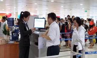 Người dân làm thủ tục xuất cảnh tại sân bay. (Ảnh minh hoạ: Ảnh Vnbusines). 