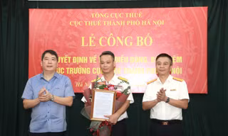 Thứ trưởng Bộ Tài chính Cao Anh Tuấn và Quyền Tổng cục trưởng Thuế Mai Xuân Thành trao quyết định bổ nhiệm Cục trưởng Thuế Hà Nội cho ông Vũ Mạnh Cường. 