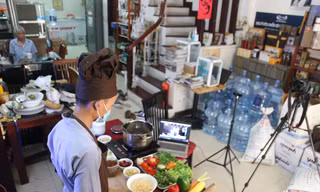 Nhà hàng đồ chay dạy trực tuyến thông qua zoom. 