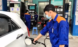Bộ Tài chính không đồng ý đề xuất thu phí đường bộ qua xăng dầu. (Ảnh minh họa, ST). 