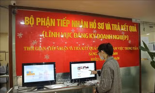 Người dân đến làm thủ tục đăng ký doanh nghiệp. Ảnh minh họa 
