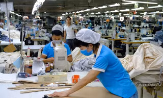 Bộ Nội vụ thống nhất việc tăng lương tối thiểu vùng từ ngày 1/7. (Ảnh minh hoạ). 