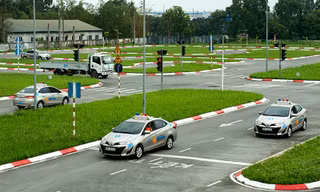 Nếu áp dụng mức phí mới như đề xuất của Bộ Tài chính, tổng số tiền người dự sát hạch phải đóng để hoàn thành đợt thi sát hạch cấp bằng lái ôtô (hạng từ B1 đến F) tăng từ 450.000 đồng lên 630.000 đồng. Ảnh minh hoạ 