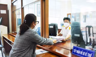 Người dân làm hồ sơ thuế tại cơ quan thuế. (Ảnh minh họa). 