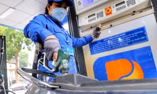 Nhiều bộ ngành đề xuất bỏ thuế tiêu thụ đặc biệt với xăng. (Ảnh:NY). 