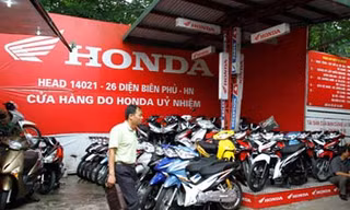 Xe máy càng ế càng hét giá