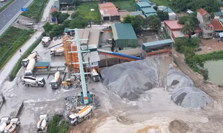 Bị đình chỉ, trạm trộn bê tông vẫn ‘tung hoành’ dưới chân cột điện cao thế ở Hà Nội