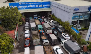Cảnh sát tiếp tục khám xét trung tâm đăng kiểm ở Hoài Đức