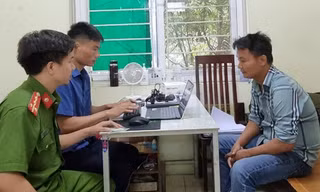 Tạm giữ đối tượng 'thông chốt' kiểm tra nồng độ cồn, tông vào CSGT