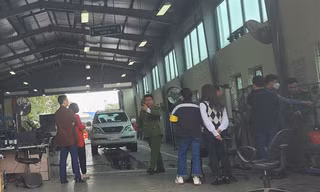 Cảnh sát phong toả, khám xét Trung tâm đăng kiểm ở Mỹ Đình