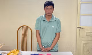 Bị bắt khi 'ôm' gần 12.000 viên hồng phiến và 1kg thuốc phiện đi tiêu thụ 