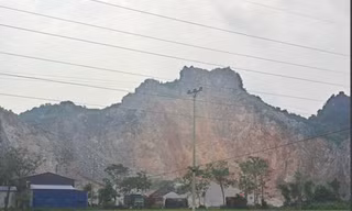 Một công nhân rơi tử vong khi leo núi khai thác đá 