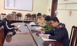 Tài xế say rượu lao ô tô vào xe tuần tra, quật ngã CSGT 