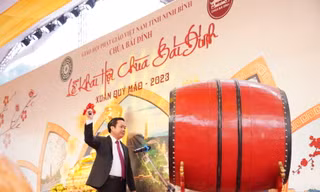 Hàng vạn người đội mưa rét về dự Lễ khai hội chùa Bái Đính năm 2023